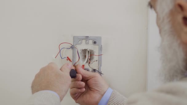 Electrician untist nuts and install intercom — Stock Video