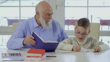 Dede torunu ev işi yapmak için yardım