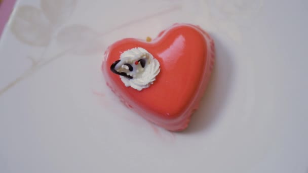 Смачний торт у формі серця, що обертається навколо столу — стокове відео
