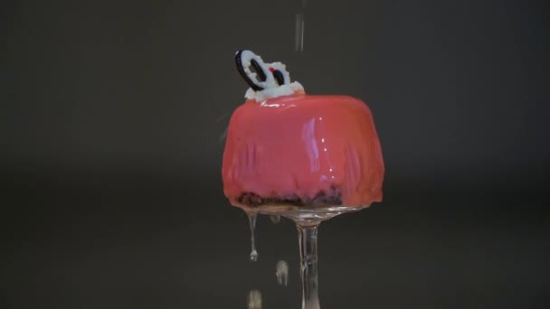 Смачний торт перевертається і поливається соком — стокове відео