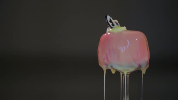 Zoete dessert met gecondenseerde melk dropping op zwarte achtergrond — Stockvideo