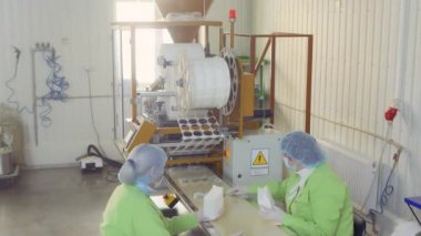 İşçiler paketleri çay çay fabrikası'nda paket halinde