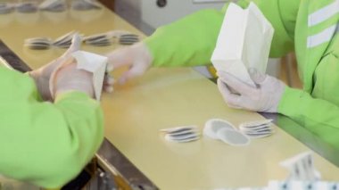 İki işçi çay poşetleri Satılık paket halinde paketleme