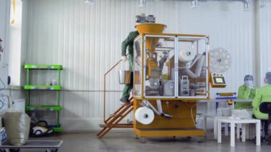 İşçi torbalar içine paketleme makinesi içinde Kuru çay koymak