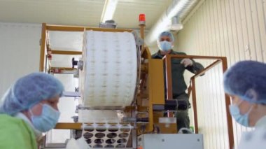 Adam kuru çay çay fabrikası'nda makine içinde dışarı dökülen