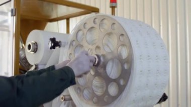 İşçi kaldırır kağıt ambalaj çay fabrikası'nda makineden için kullanılan