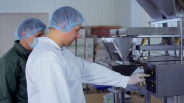 Mühendis göstermek çalışan yeni modern ekipman kullanma