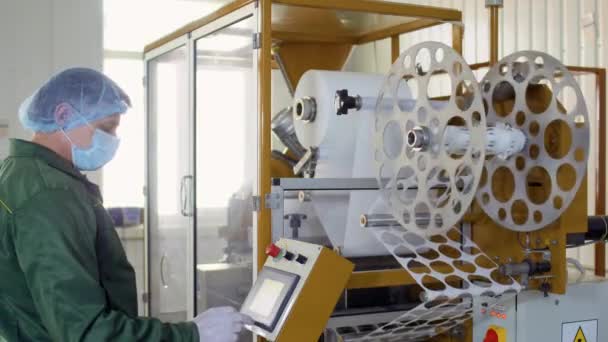 Trabalhador controla o processo de máquina de trabalho na fábrica de chá — Vídeo de Stock