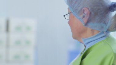 Koruyucu kapak yetişkin kadın için fotoğraf makinesinin ve gözlük yüzünden kaldırır