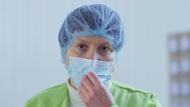 Worker of factory in protective mask — Stock Video