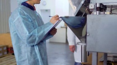 Müfettiş makine denetler