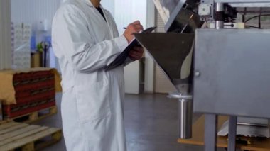 Denetleyicisi çalışma donanımları fabrikada inceler