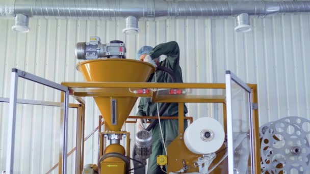Arbeiter reinigt Maschine mit Staubsauger — Stockvideo