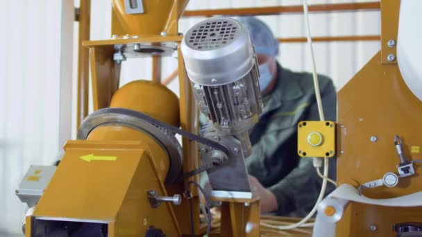 Hombre vistiendo uniforme limpia detalles de la máquina — Vídeo de stock