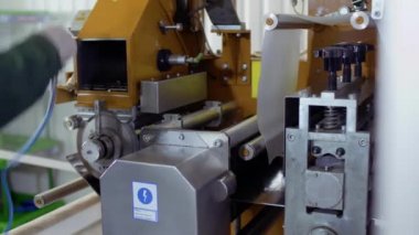 Makine elektrik süpürgesi ile fabrikada işçi temizler