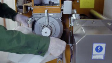Alt Kağıt Kasedi çay poşetleri yapmak için makine içinde ayarlamak
