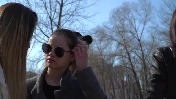 Jóvenes y elegantes adolescentes — Vídeos de Stock