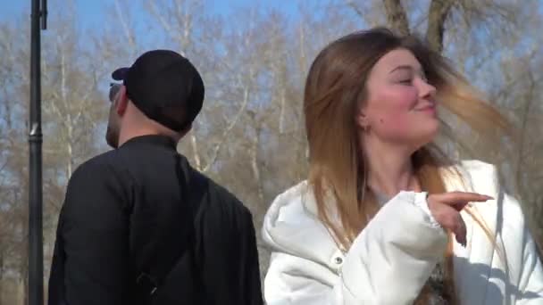 Adolescentes elegantes cantan y bailan en el parque — Vídeos de Stock