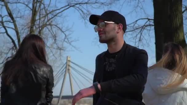 Jóvenes y elegantes adolescentes bailando y cantando en el parque — Vídeos de Stock