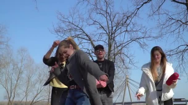Skupina přátel, zpívá a tančí na ulici v parku — Stock video