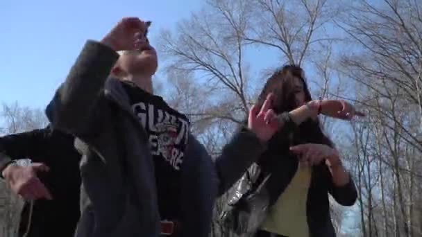 Grappige tieners dansen en zingen in het park — Stockvideo