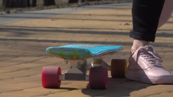 Menina com skate — Vídeo de Stock