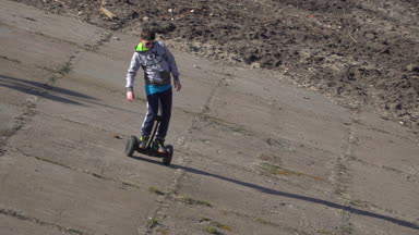 Çocuk jiroskop ile yamaç aşağı taşır