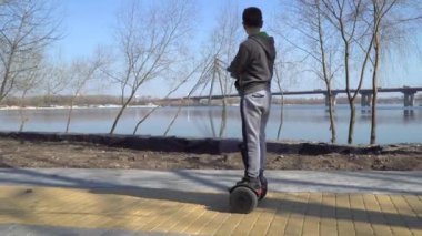 Çocuk ve bir nehir manzarası noktada jiroskop üzerinde sürücüler