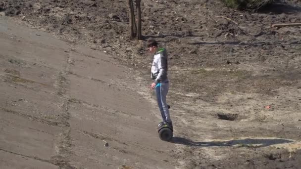 男孩在斜坡上的陀螺仪上移动 — 图库视频影像