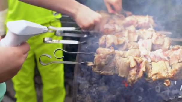 Due ragazzi grigliano il barbecue su chargrill — Video Stock