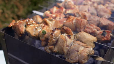 Adamın et chargrill üzerinde