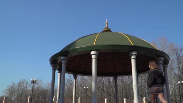 Junges Mädchen läuft im Park zur Kuppel — Stockvideo