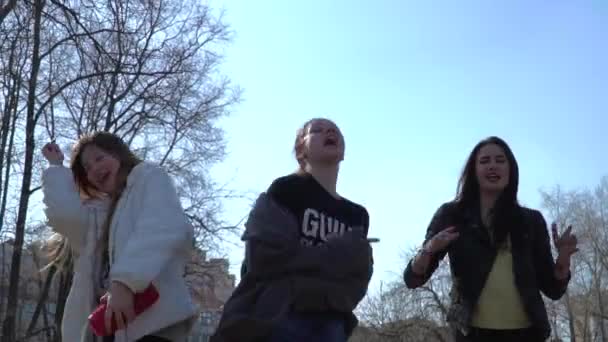 踊ったり歌ったり、公園でスタイリッシュな 10 代の若者 — ストック動画