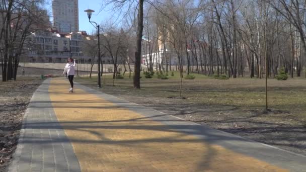 Красивая девушка скейтбординг в парке — стоковое видео