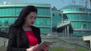 Elegance esmer kırmızı dudaklı dijital tablet office center'ı kullanma