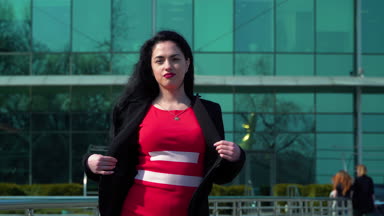 Şık esmer undresses ve yavaşça vasıl iş merkezi geçmiş taşır