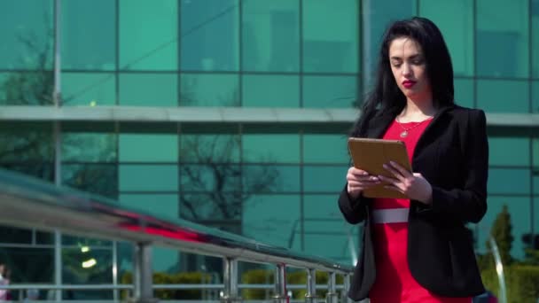 Elegancia mujer con tableta digital en el fondo del centro de negocios — Vídeo de stock