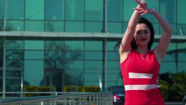 Деловая женщина танцует на фоне бизнес-центра — стоковое видео