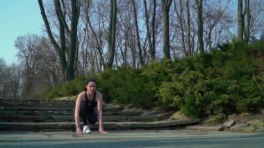 Genç bayan parkta koşuyor.