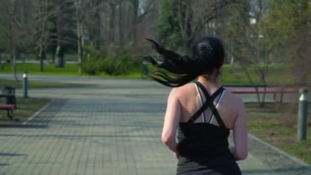Γυμναστήριο κυρία τρέξιμο στο πάρκο — Αρχείο Βίντεο