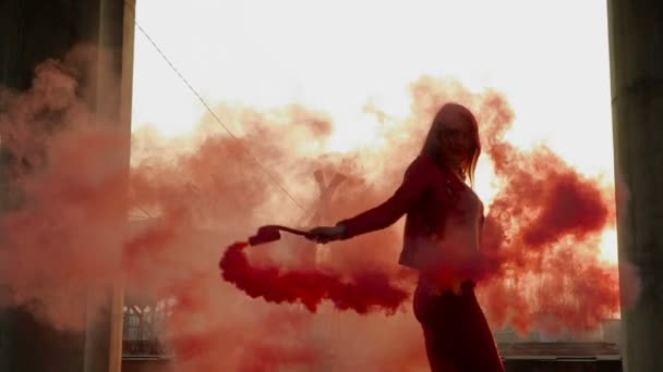 Magnifique brune dansant avec de la fumée rouge à l'endroit abandonné — Video