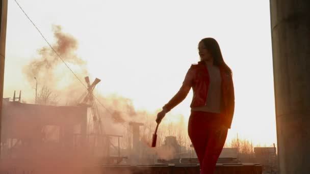 Belle femme éteint la fumée rouge — Video