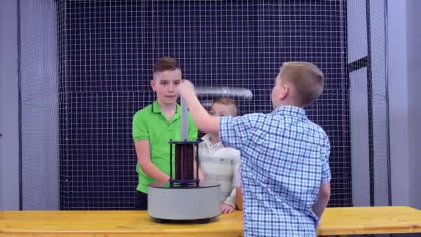 Niños hace experimento con fuente electromagnética y anillo de metal — Vídeos de Stock