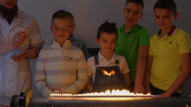 Anak-anak melihat percobaan dengan loudspeaker yang berapi-api menari — Stok Video