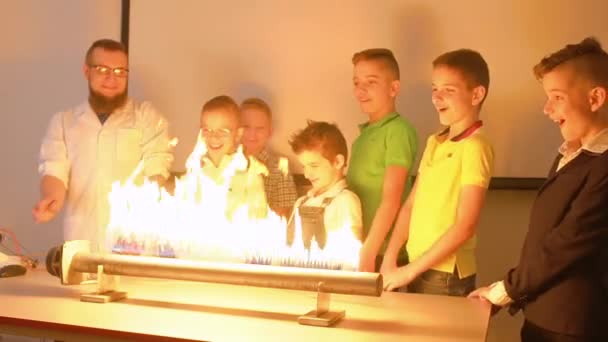 Anak-anak melihat eksperimen dengan pengeras suara yang berapi-api dan musik — Stok Video
