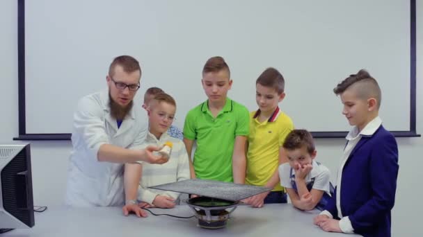 Bambini e assistente di laboratorio si preparano a vedere il suono sulla placca Chladni — Video Stock