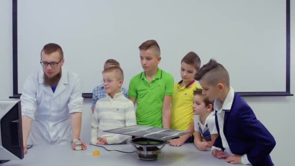 I bambini guardano la sabbia danzante sul piatto Chladni — Video Stock