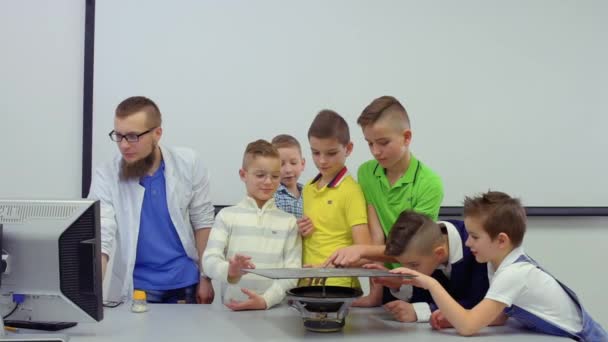 De jongens onderzoekt chladni plaat en geluid trillingen — Stockvideo