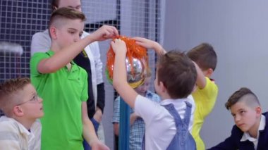 Beyaz erkek grup van de graaff jeneratör bilimsel musem araştırıyor