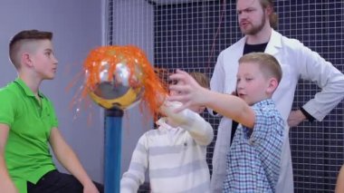 Küçük çocukları araştırıyor van de graaff jeneratör bilimsel Müzesi'nde